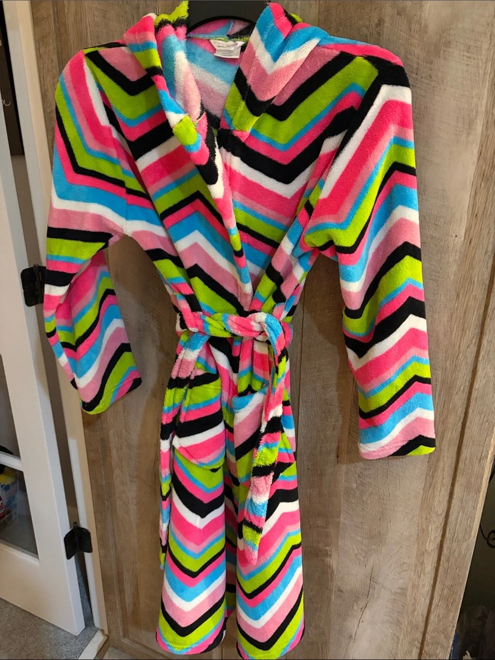 Total Girl XL 14/16 plush Hooded Bath Robe Multicolor Chevron pockets